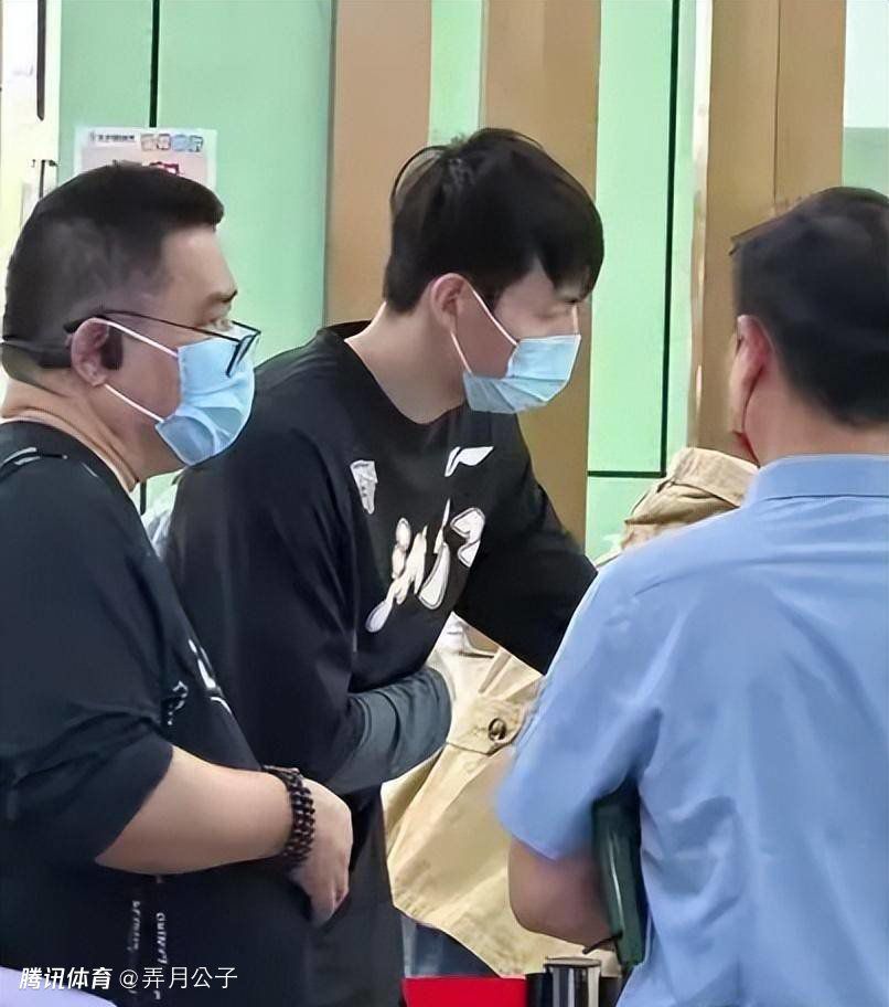 我把母亲教给我的125首歌曲逐一写出，每次到大教室时，我就取出这张单子，挑选其中的一首歌曲，双手捂着嘴巴轻轻地哼唱。